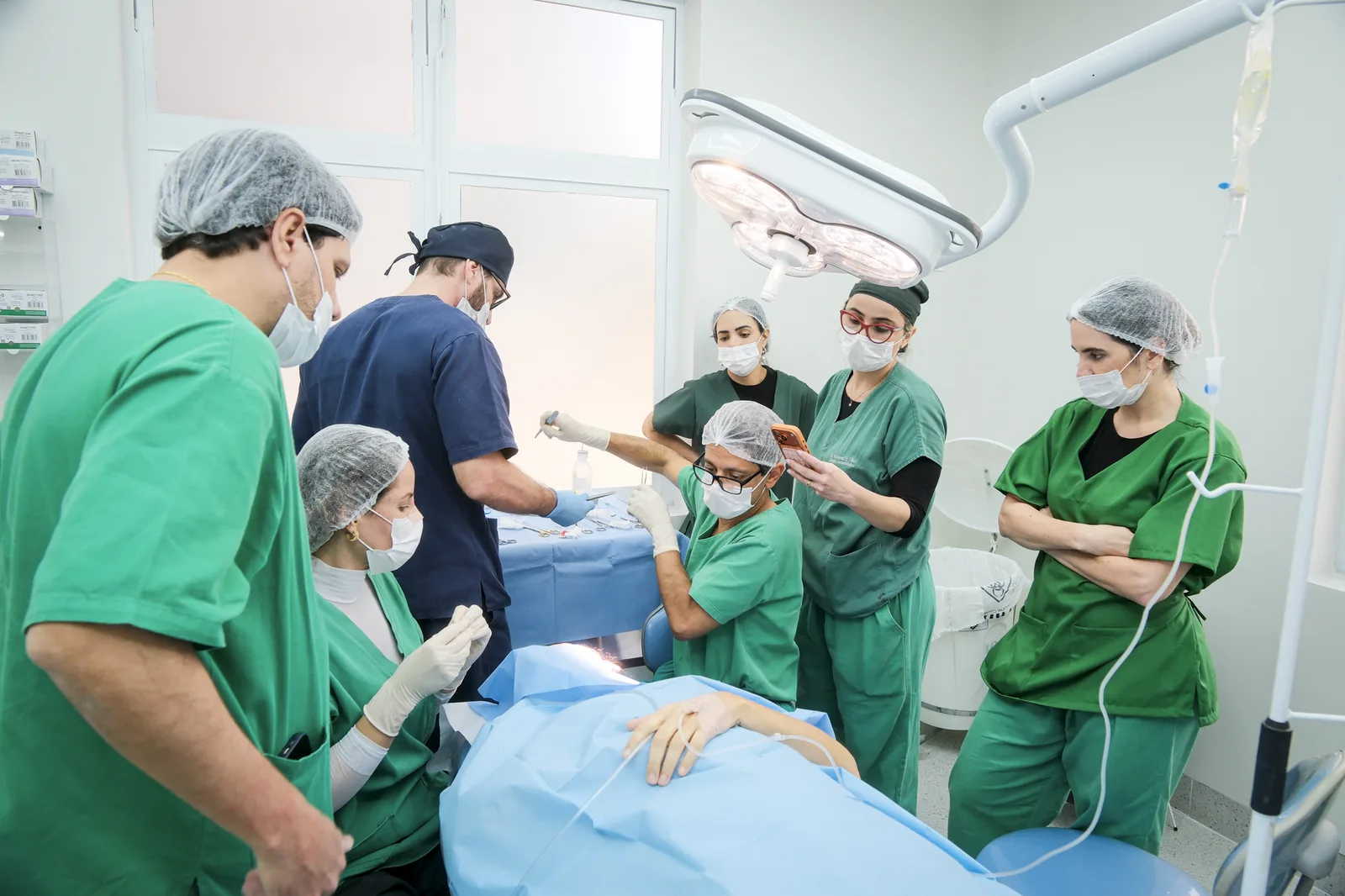 Centro cirúrgico do IDC com equipe completa durante um procedimento
